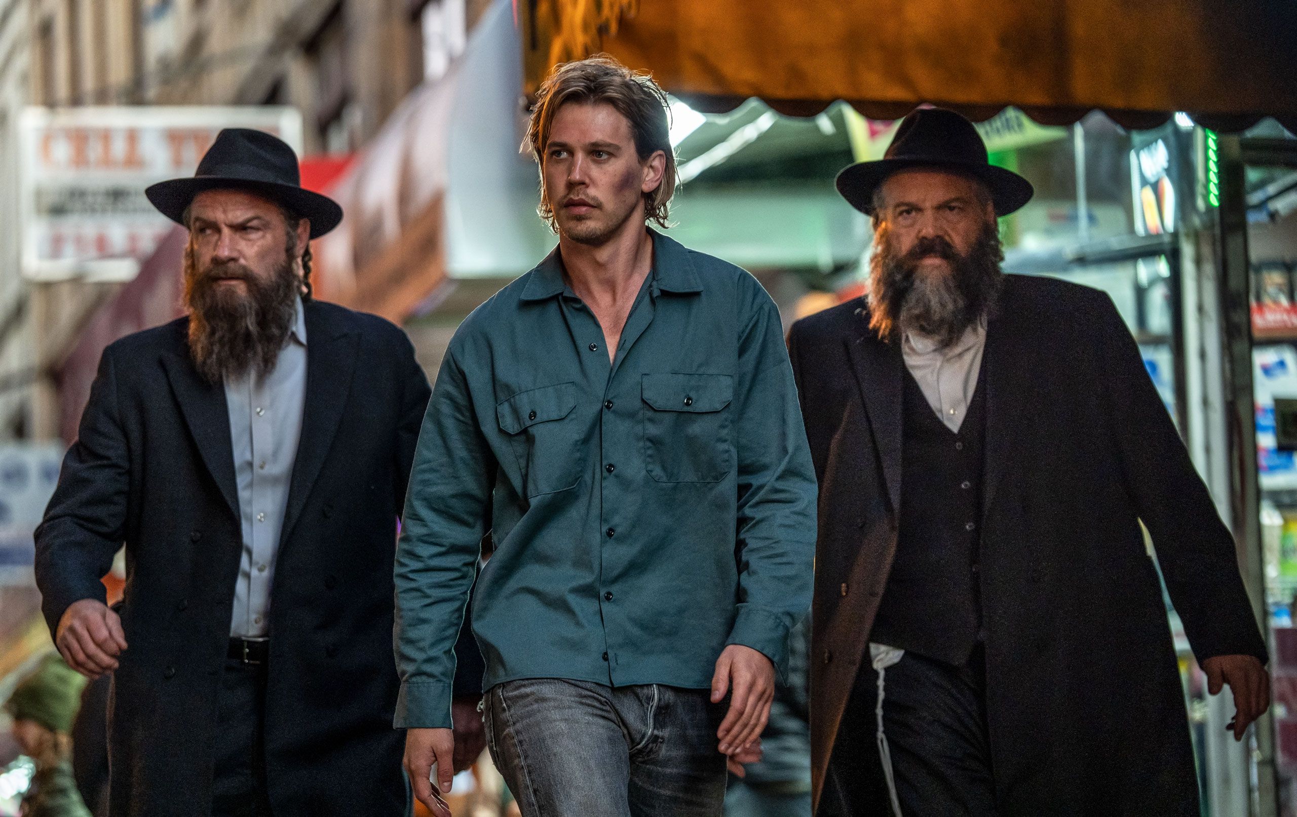 „CAUGHT STEALING“ Filmkritik: Schwarzer Humor, Thrills, Twists und eine Katze